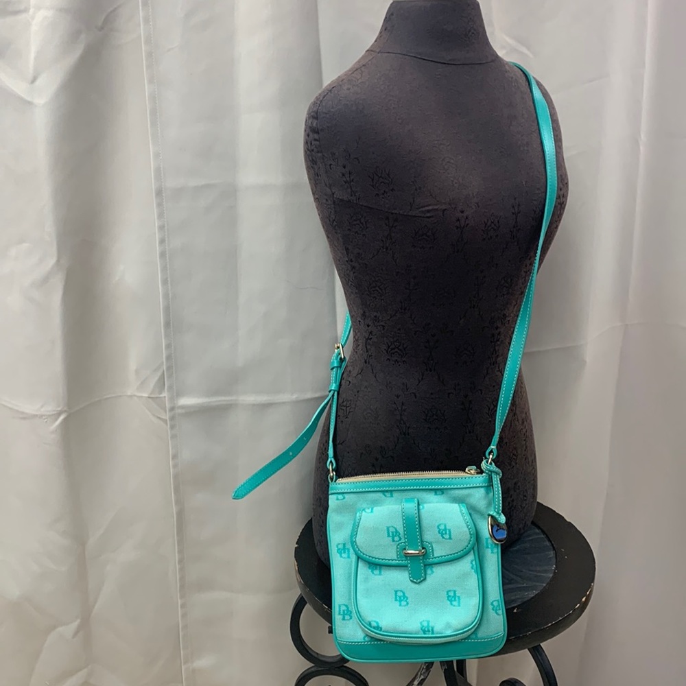 Dooney Bourke crossbody bag in great condition